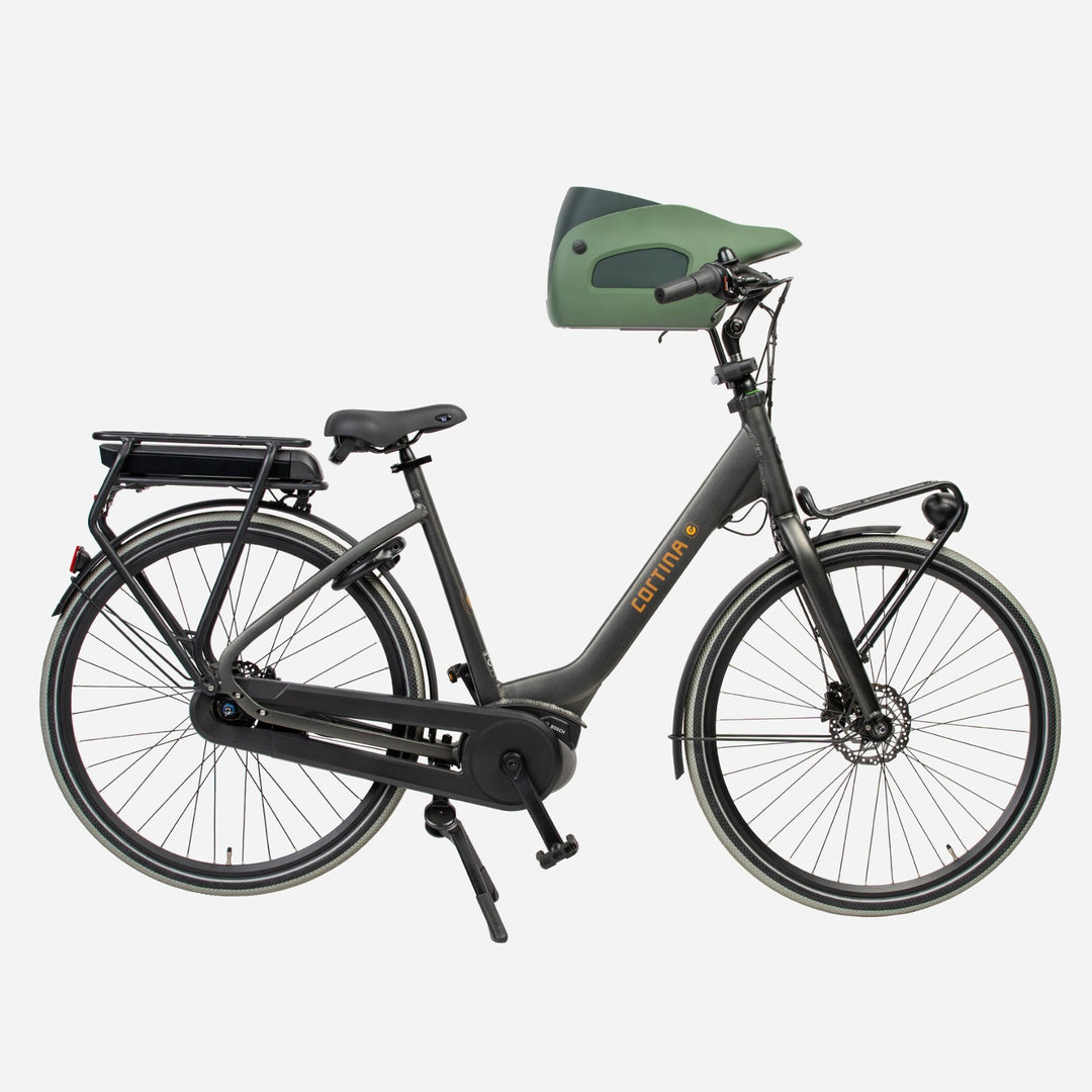 Side view of a Kvisp dog carrier in the color Forest green mounted on a black Cortina bike #color_forest-green