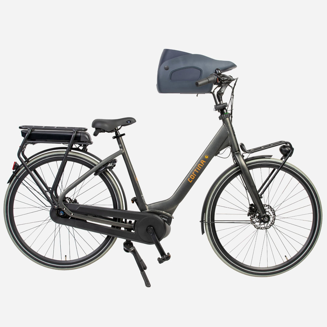 Side view of a Kvisp dog carrier in the color Midnight Gray mounted on a black Cortina ebike #color_midnight-gray